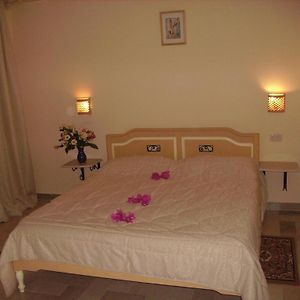 Zimmer mit Kingsize-Bett